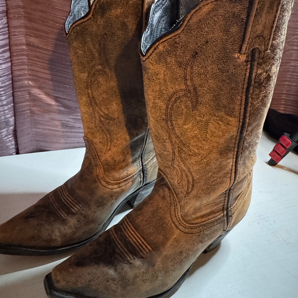 Distressed Brown Leather Western Boots – Women’s Size 8